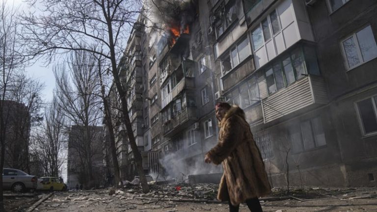 Mariupol, město trosek: Z kohoutku teče „coca-cola“, Rusko tlačí propagandu a lidé mluví o zradě