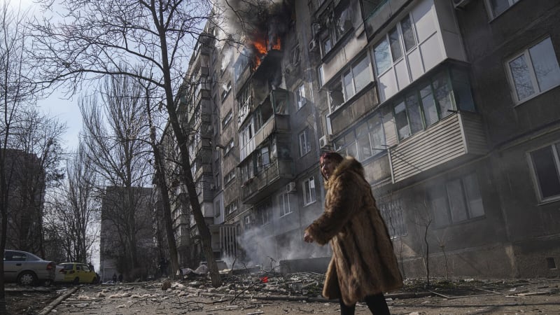 Mariupol, město trosek: Z kohoutku teče „coca-cola“, Rusko tlačí propagandu a lidé mluví o zradě