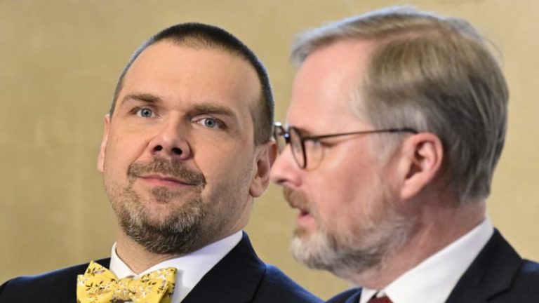 KOMENTÁŘ: ODS žongluje s odjištěným granátem a zkouší, co její voliči ještě vydrží