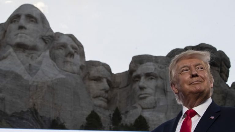 Trumpova hlava vytesaná do skály? Místo tam je, tvrdí fanoušci. Odpůrci nevěřícně kroutí hlavou
