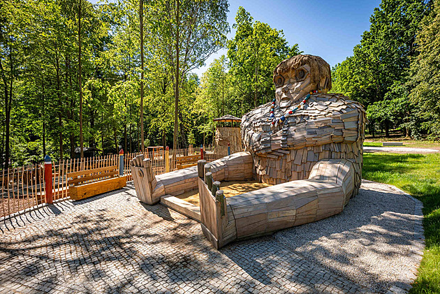 Děti se zabaví, dospělí si odpočinou. Nový park hlídá pětimetrová obryně