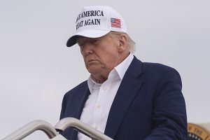 Zveřejníme další e-maily z Trumpova okolí, hrozí hackeři napojení na Írán