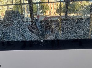 Rána a vysypané sklo. Řidiče i cestující vyděsilo, že na trolejbus někdo střílel
