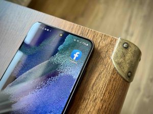 Facebook podstrkuje uživatelům novou kreativní funkci. Slídí v soukromých fotkách