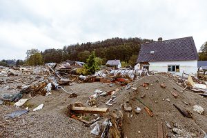 Cihly, suť i odpadky z domácnosti. Lidé zaplňují povodňové díry, komplikují opravy