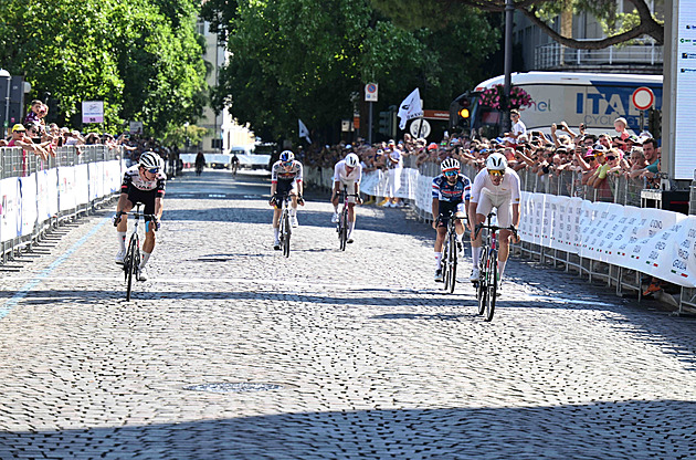 Amatér převezl profíky, Pedersen narazil do dítěte. Příběhy národních šampionátů