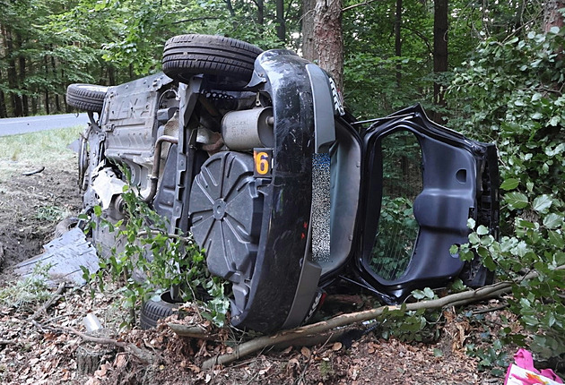 Řidička dostala smyk a převrátila auto na bok, letěl pro ni vrtulník