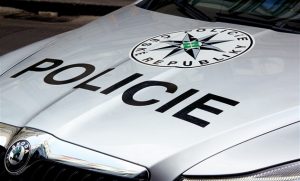 Řidič usnul za volantem, nabouraný náklaďák se pak převrátil na další vozidlo