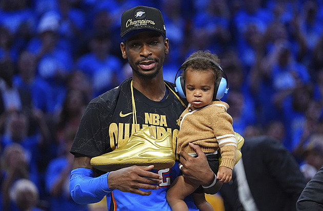 Téměř milion za zápas, rekordní plat v NBA. Gilgeous-Alexander pokračuje v Oklahomě