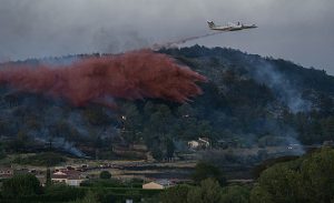 Požáry, bouřky i omezení na Eiffelově věži. Podívejte se, jak Evropu svírá vlna veder