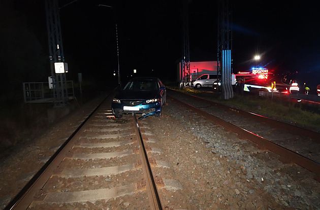 Prchající řidič zajel do kolejiště a uvázl, policisty pak sám volal na pomoc