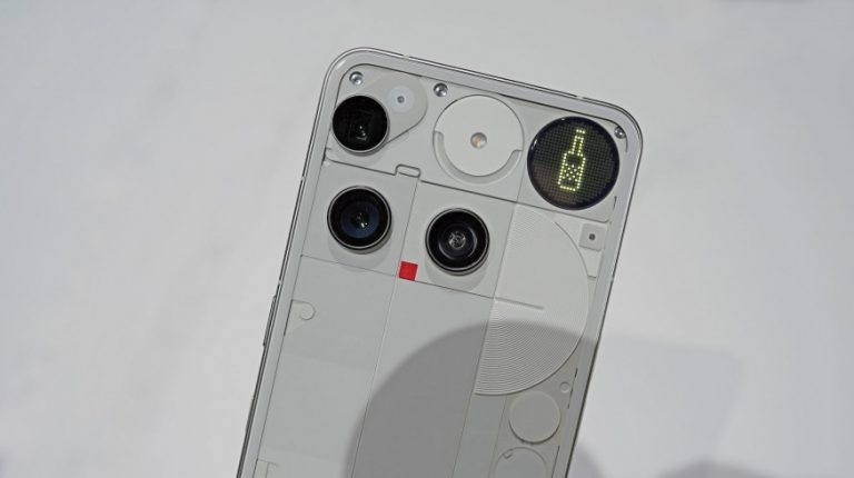 První dojmy z Nothing Phone (3): odvážný design, kvalitní foťáky a sebevědomá cena