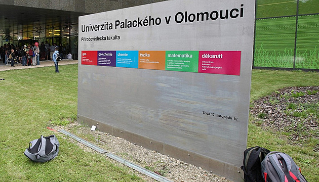 Fakulta hrozí omezením výuky kvůli škrtům. Přitom dostane víc, tvrdí univerzita