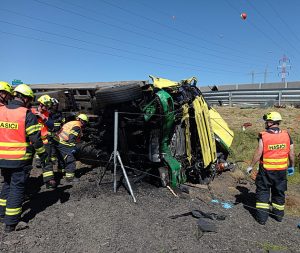 Kamion na D11 prorazil svodidla, sjel do příkopu a převrátil se, řidič zemřel
