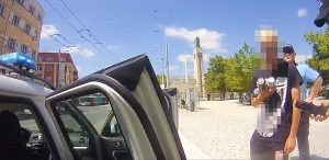 Muž střílel v Hradci kuličkami po lidech, strážníci mu pistoli zabavili